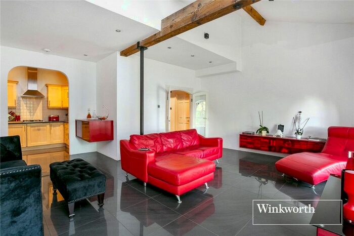 3 Bedroom Flat To Rent In Princess Park Manor, Royal Drive, Friern Barnet, London, N11