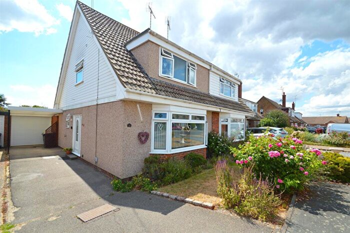3 Bedroom Chalet For Sale In Marshalls, Rochford, SS4