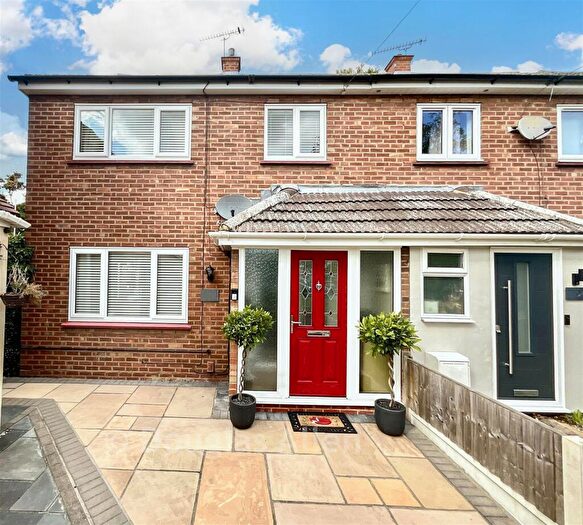 3 Bedroom Semi Detached House For Sale In Bridge Road, Wickford, Essex, SS11