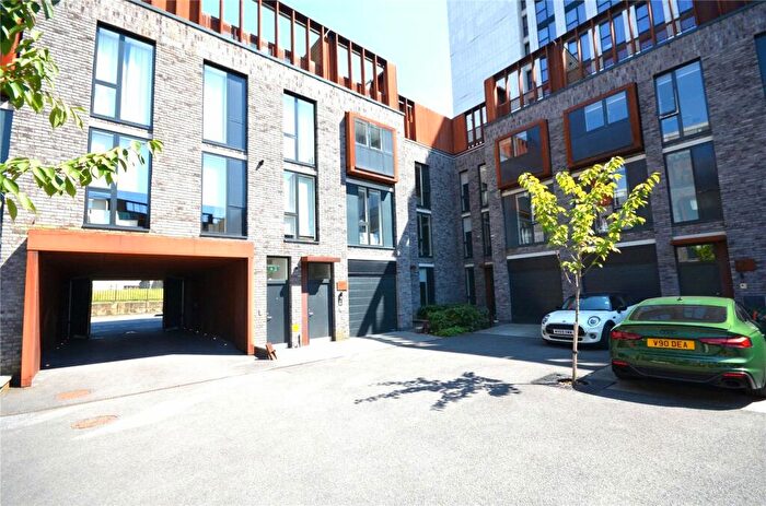 3 Bedroom House To Rent In The Roof Gardens, Arundel Street, Manchester City Centre, M15