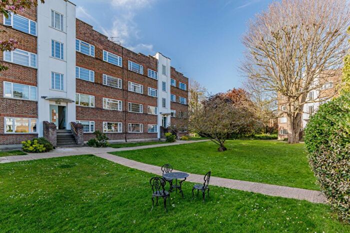 2 Bedroom Apartment For Sale In Park Road, Hampton Wick, KT1