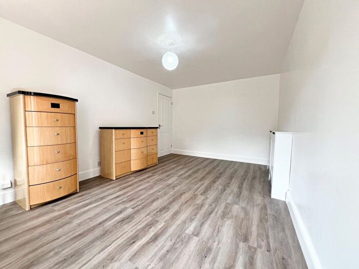 1 Bedroom Flat To Rent In Commerce Road, Wood Green, N22