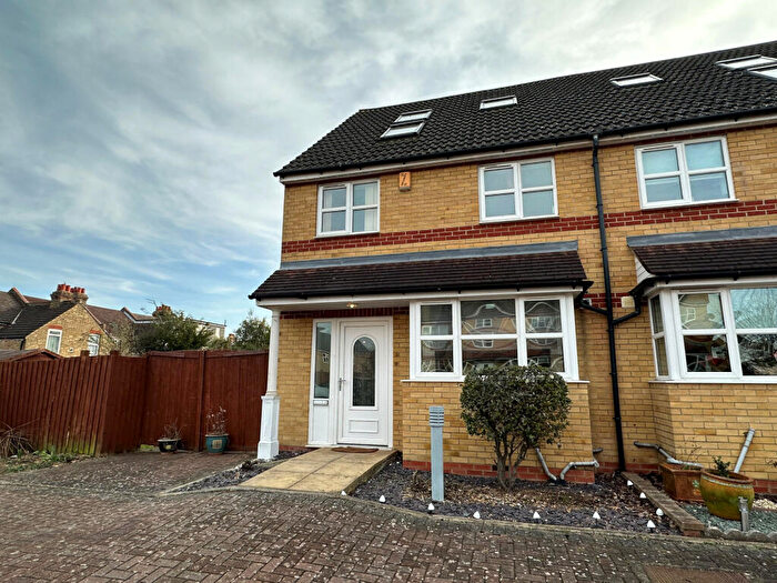 3 Bedroom Semi-Detached House To Rent In Pear Tree Close, Bromley, BR2
