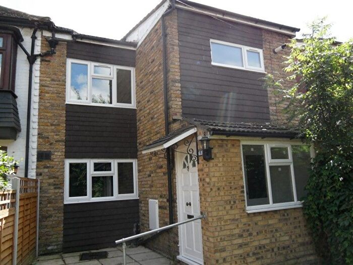 3 Bedroom Semi Detached House To Rent In Ainslie Wood Crescent, Chingford, E4