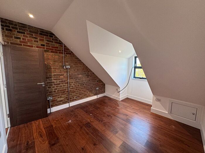 2 Bedroom Flat To Rent In Garratt Lane, London, SW17