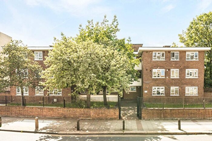 2 Bedroom Flat To Rent In Garratt Lane, Earlsfield, SW17
