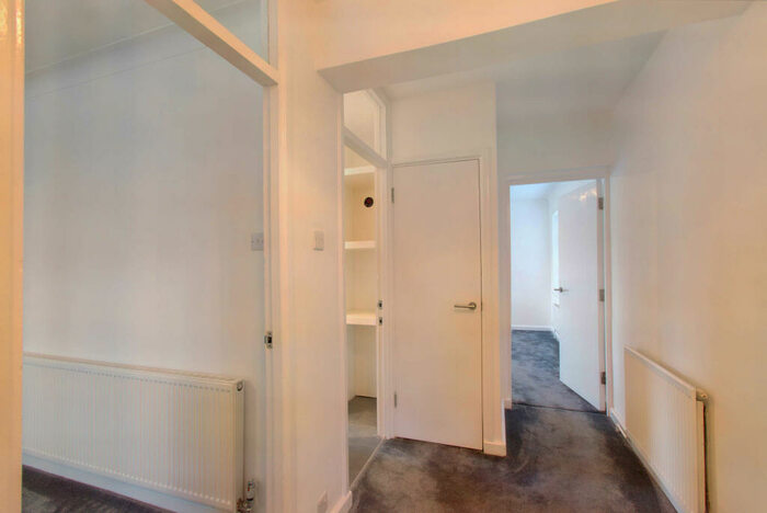 1 Bedroom Flat For Sale In Lincoln Close, South Norwood, SE25