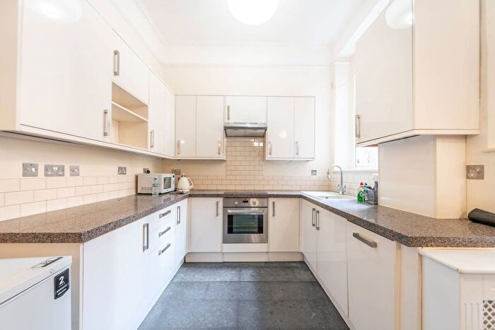 2 Bedroom Flat For Sale In Hammersmith Road, West Kensington, London, W14