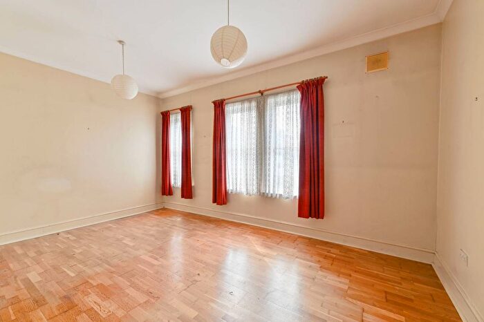 3 Bedroom End Terrace House For Sale In Thornbury Road, Brixton Hill, London, SW2