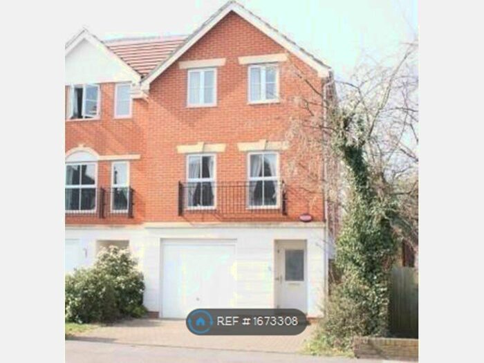 4 Bedroom Semi-Detached House To Rent In Hailing Mews, Bromley, BR2