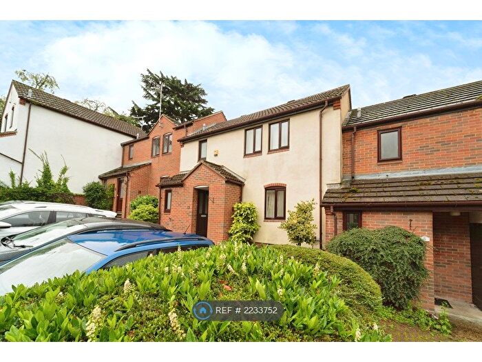 2 Bedroom Detached House To Rent In Fairlight Drive, Uxbridge, UB8