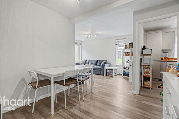 2 Bedroom Apartment For Sale In Blackmoor Court, Leeds, LS17