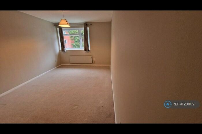 2 Bedroom Flat To Rent In Cobblers Close, Slough, SL2
