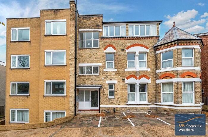 2 Bedroom Flat For Sale In Woodside Avenue, London, N12