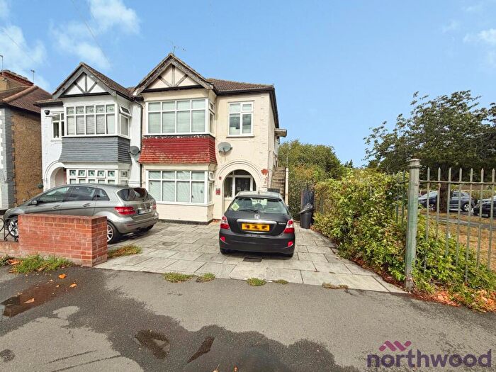 2 Bedroom Maisonette For Sale In Carlton Road, Romford, RM2
