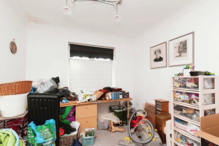 2 Bedroom Flat For Sale In Grangemoor Court, Cardiff, CF11