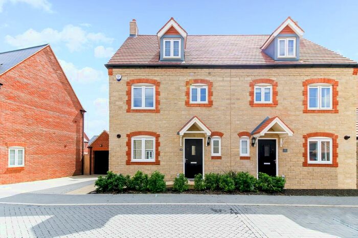 4 Bedroom Semi-Detached House To Rent In Wetherby Road, Bicester, OX26