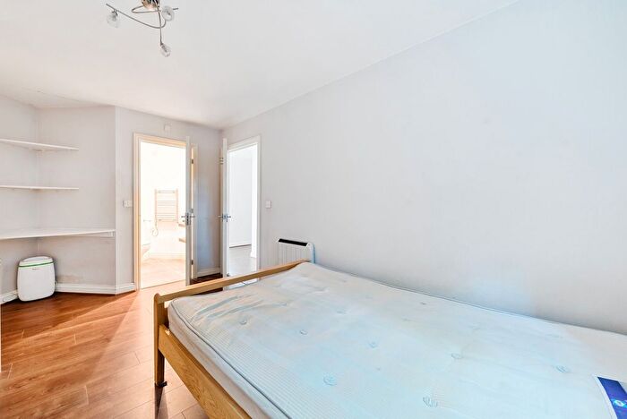 2 Bedroom Flat For Sale In International Way, Sunbury-On-Thames, TW16