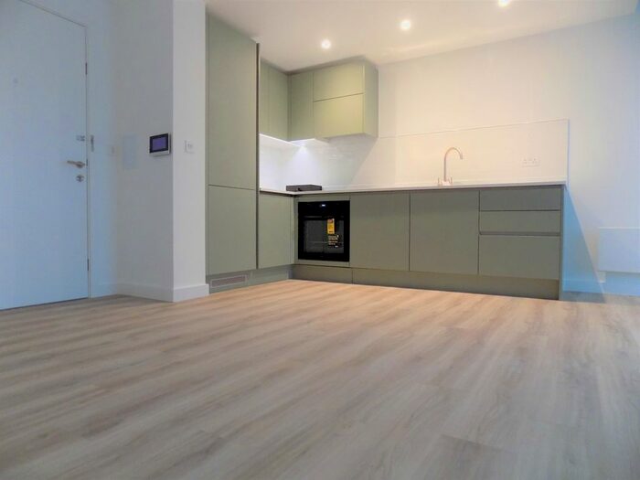 2 Bedroom Flat To Rent In Chevette Court, Kimpton Road, Luton, Bedfordshire, LU2