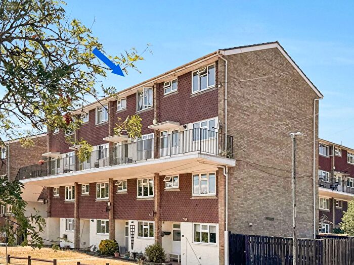 2 Bedroom Flat For Sale In Kildare Close, Bordon, GU35