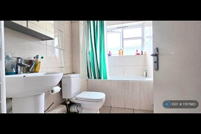 3 Bedroom Flat To Rent In Vince Court, London, N1
