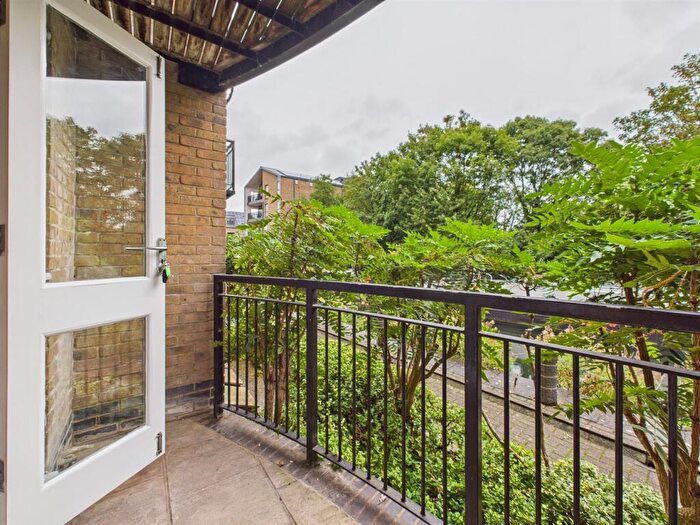 2 Bedroom Apartment To Rent In Twig Folly Close, Bethnal Green, E2