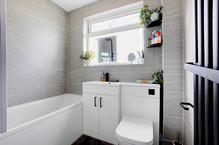 4 Bedroom Semi-Detached House To Rent In Beacon Road, Chatham, ME5