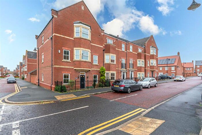 5 Bedroom End Of Terrace House For Sale In Featherstone Grove, Great Park, NE3
