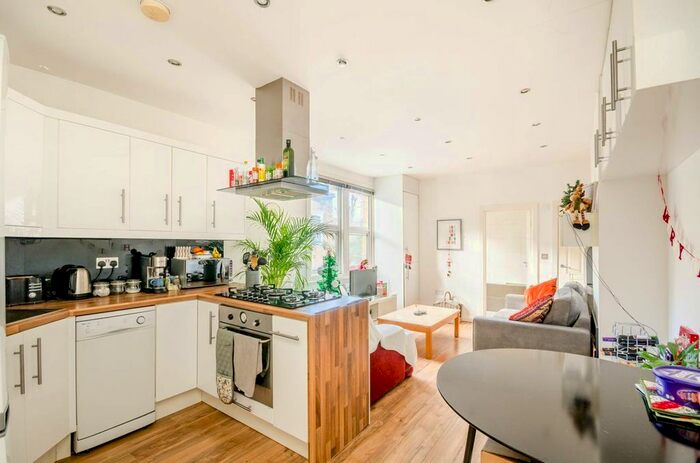 2 Bedroom Flat To Rent In Fountain Road, Tooting, London, SW17