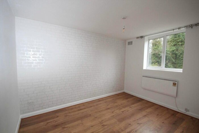 2 Bedroom Flat To Rent In Firsgrove Crescent, Brentwood, Essex, CM14