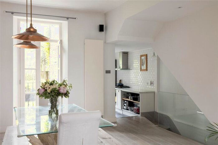 2 Bedroom Apartment To Rent In Fernshaw Road, Chelsea, London, SW10