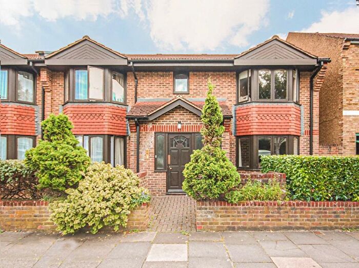 2 Bedroom Flat To Rent In Woodstock Avenue, London, W13