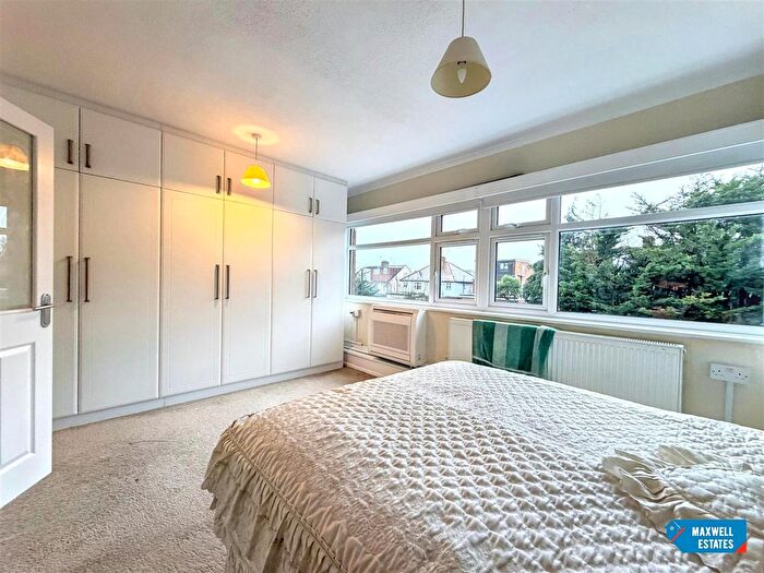 1 Bedroom Property For Sale In Burnt Oak Broadway, Edgware, HA8
