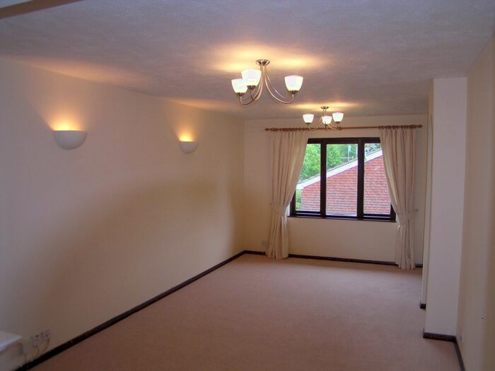 2 Bedroom Flat To Rent In The Goodwins, Tunbridge Wells, TN2