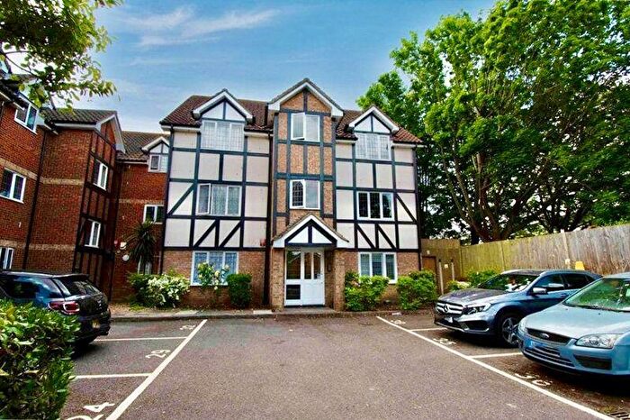 1 Bedroom Flat To Rent In Lulworth Crescent, Mitcham, CR4