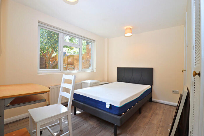 4 Bedroom Semi-Detached House To Rent In Villiers Close, Surbiton, KT5