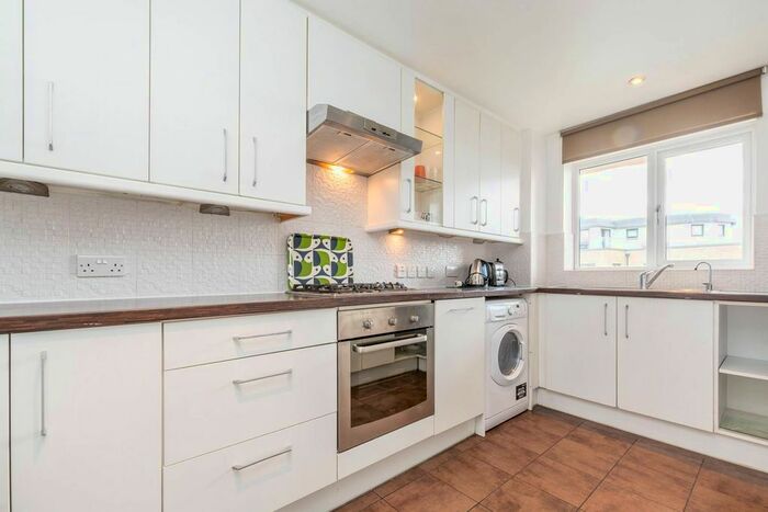 2 Bedroom Flat To Rent In Worple Road, Raynes Park, London, SW20