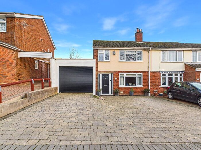 3 Bedroom Semi Detached House For Sale In Oak Close, St. Neots, PE19