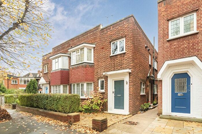 2 Bedroom Flat For Sale In Ravenscroft Road, Chiswick, W4