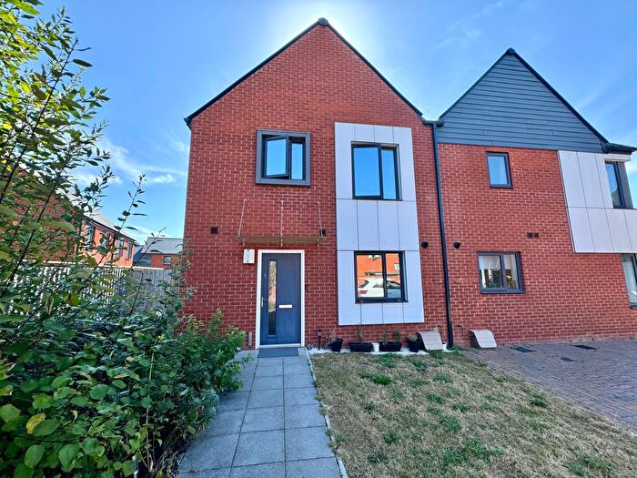 4 Bedroom Semi-Detached House To Rent In College Row, Ashford, TN23