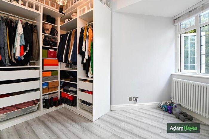 3 Bedroom Apartment For Sale In Woodstock Road, Golders Green, NW11