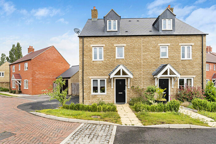 4 Bedroom Semi-Detached House For Sale In Violet Close, Ambrosden, OX25