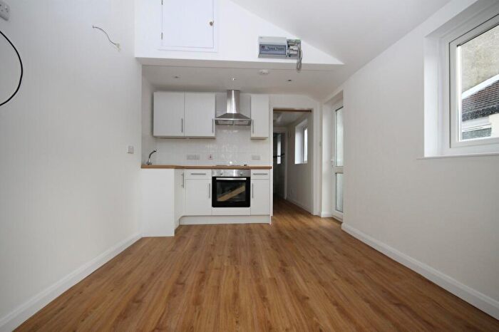 1 Bedroom Flat To Rent In Bedroom Ground Floor Flat In Littlehampton, BN17