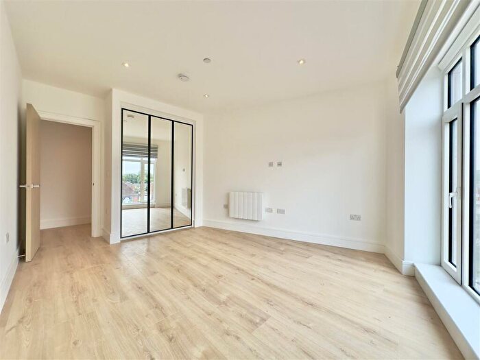 1 Bedroom Apartment To Rent In Pycroft Road, Chertsey, KT16