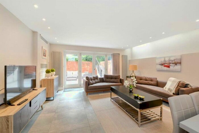 2 Bedroom Flat To Rent In Lyndhurst Road, Hampstead, NW3