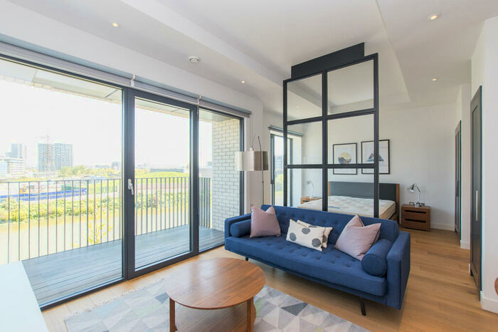 Apartment To Rent In Botanic Square, London, E14