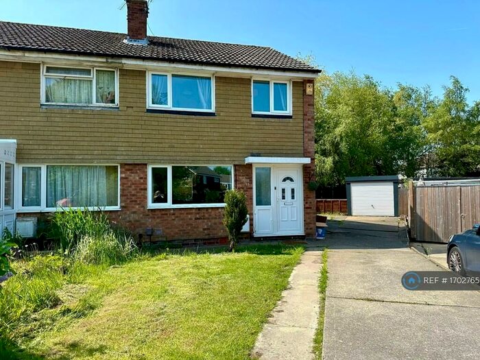 3 Bedroom Semi-Detached House To Rent In Sunningdale Drive, Leeds, LS17