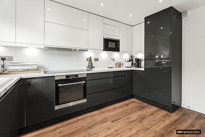 3 Bedroom Town House For Sale In Poppy Walk, Hatfield, AL10