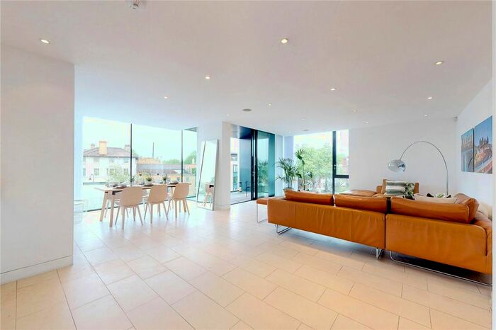 3 Bedroom Flat To Rent In Oval Road, London, NW1