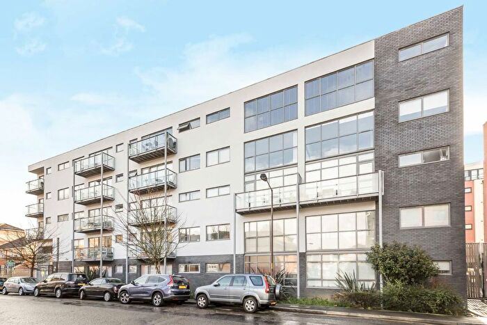 2 Bedroom Flat To Rent In Varcoe Road, London, SE16